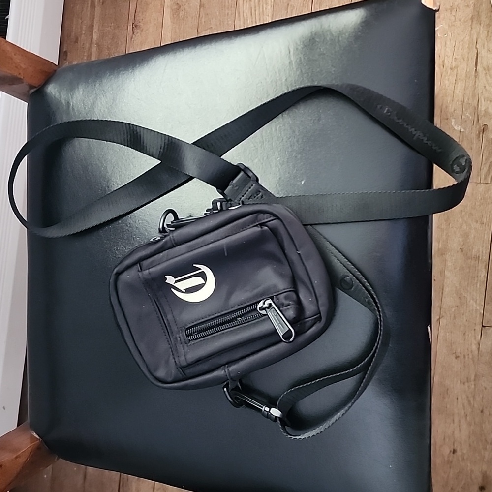 Champion adjustable pouch/ crossbody